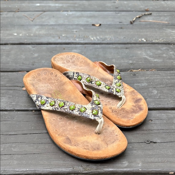 Vionic women’s snake print with green bead embellishment flip-flop size 9 - Picture 1 of 6